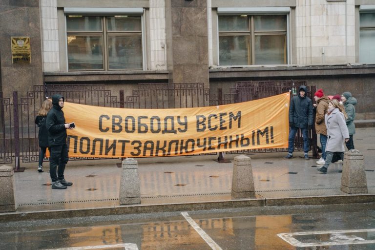 В Москве активисты приковали себя к забору возле Госдумы