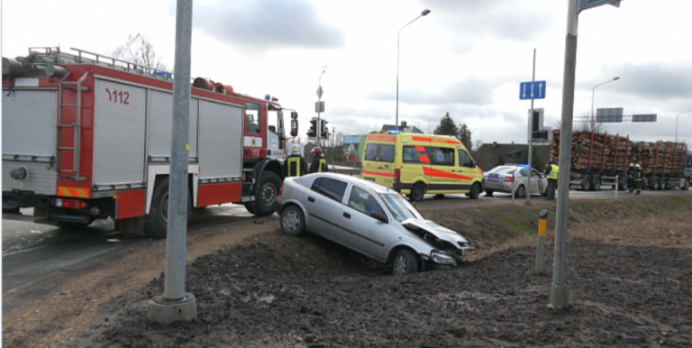 «Ее всю трясло!»: в Сигулде 80-летняя женщина на Opel врезалась в лесовоз