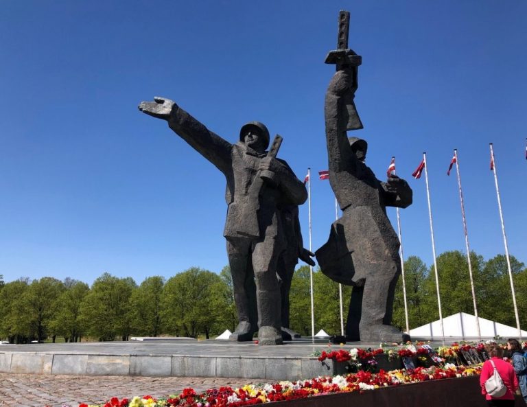 Посольство РФ вручило латвийским ветеранам памятные медали