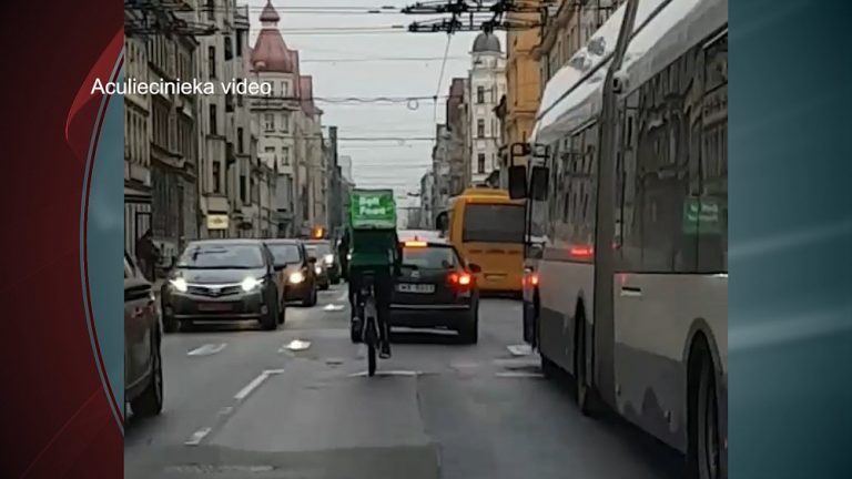 Им нечего там делать! Водителей возмутил опасный маневр велокурьера на Чака 