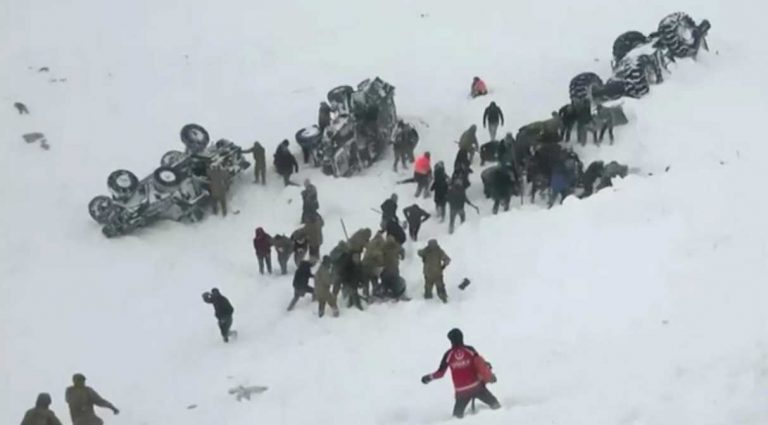 В результате схода лавины в Турции погибли 26 человек (ВИДЕО)