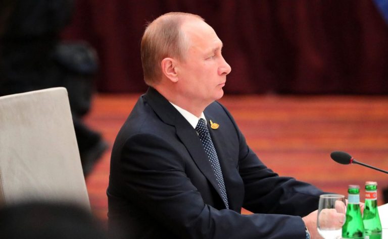В Кремле начали измерять температуру у всех, кто встречается с Путиным