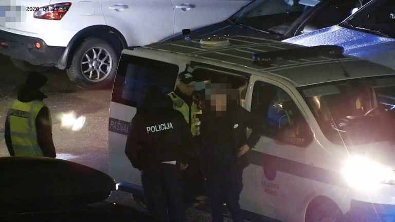 Саласпилс: водитель без прав признался полицейским, что курил «травку»