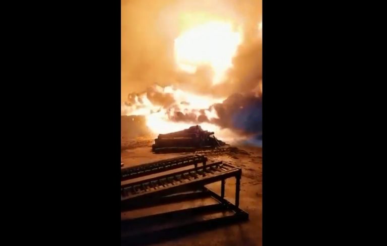 Подробности крупного пожара в Курземе: ГПСС продолжает тушить шины