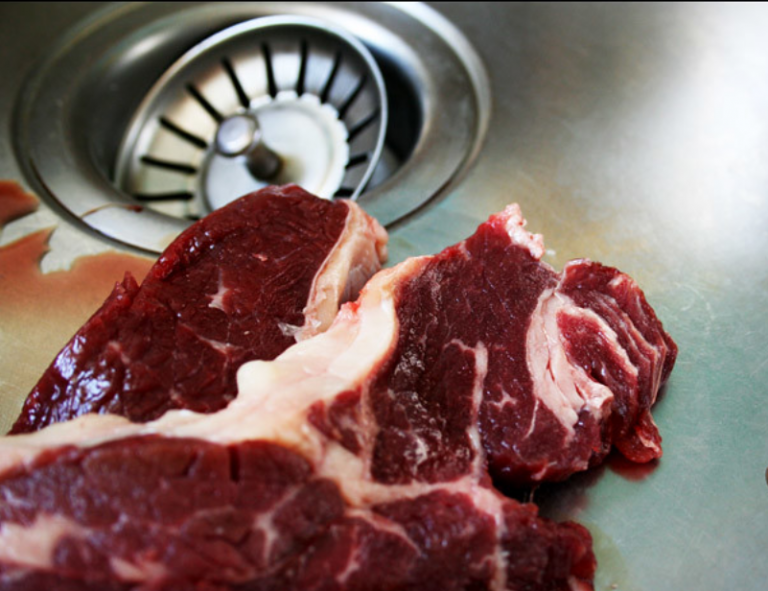 Онколог назвал основной продукт, способствующий развитию рака