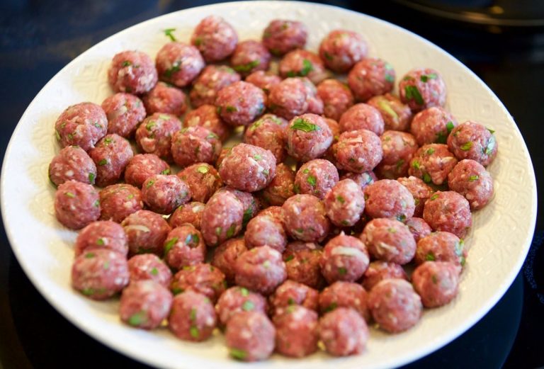 Подозрение на плохое качество: в Maxima Latvija изъяты из продажи мясные продукты