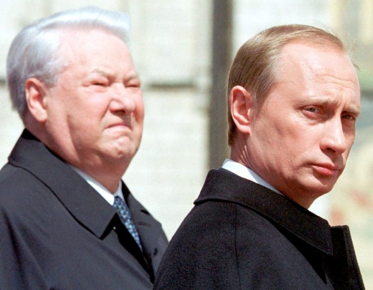 Экс-помощник Ельцина: он разочаровался в Путине и назвал его слабым