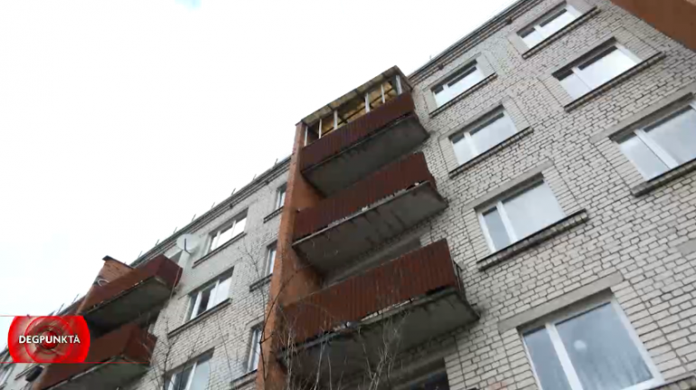 В Огре с балкона четвертого этажа выпала женщина (ВИДЕО)