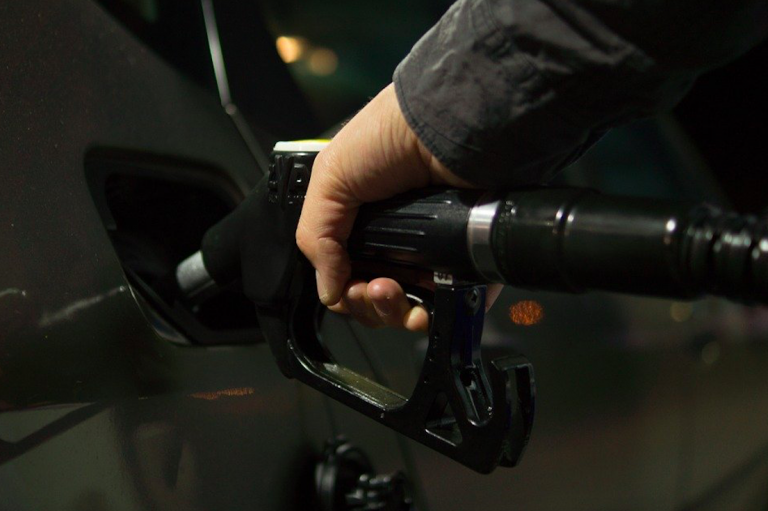 На фоне обвала цен на нефть в Латвии может подешеветь топливо