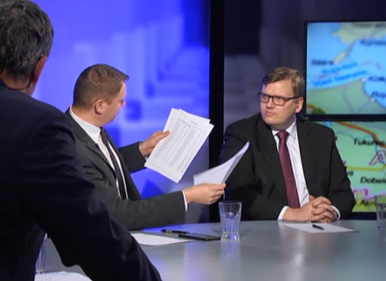 «Дверь не закрывается, под ковриком дыра»: Смилтенс сравнил региональную реформу с российским автопромом