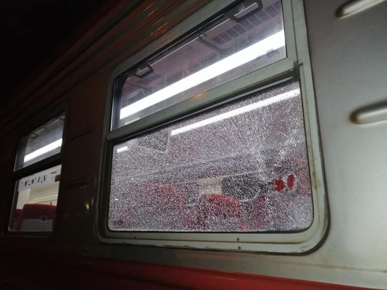 ФОТО: хулиганы разбили стекла в поезде Pasažieru vilciens