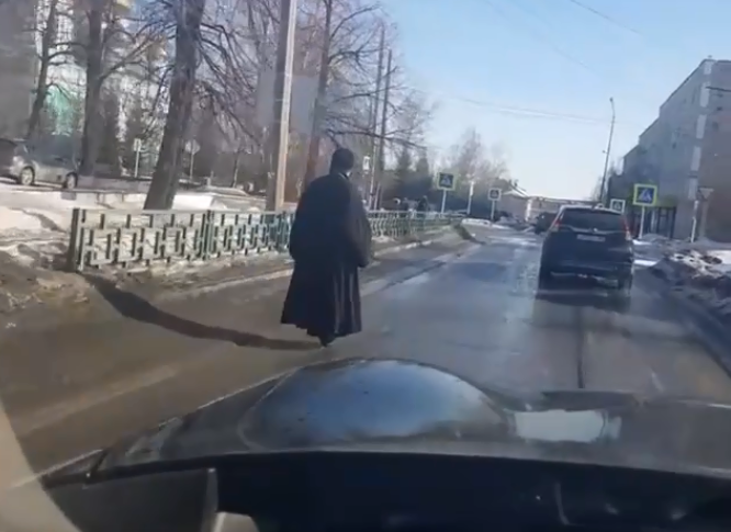«Ночью такого встретишь, будет не до смеха»: священник на моноколесе удивил пользователей сети