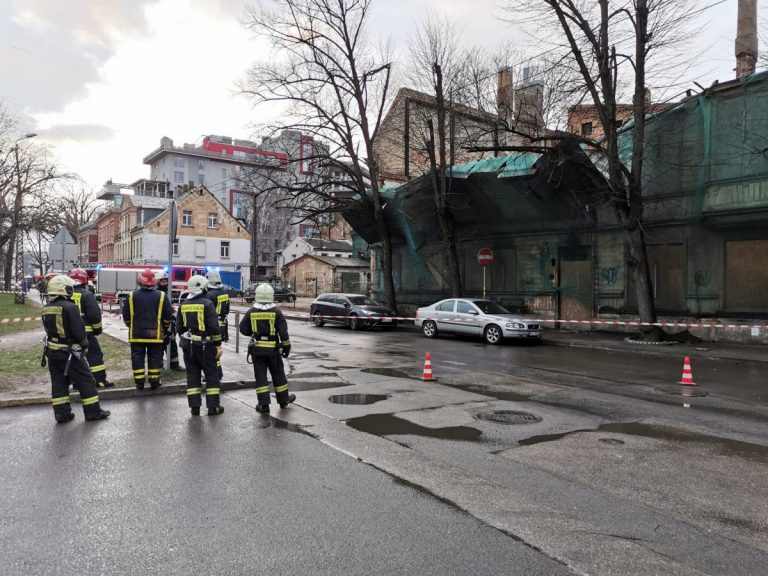 На улице Калнциема стена отваливается от здания. Спасатели просят не приближаться к месту ЧП (ФОТО)
