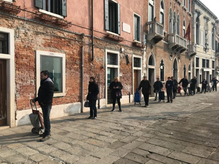 Художница из Венеции: нет паники, дистанция в 1 метр, в морге кончились места