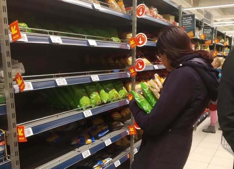 Торговцы: не надо паниковать! Полки магазинов не опустеют, продуктов хватит всем