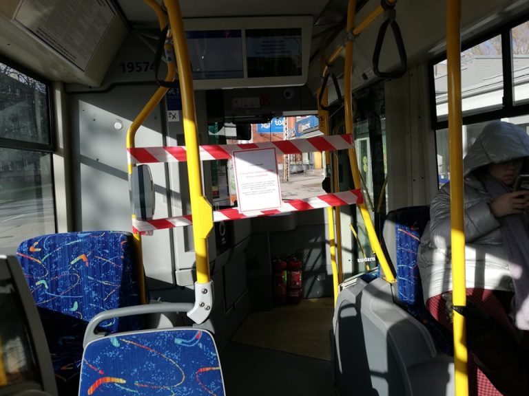 ФОТО: Rīgas satiksme закрыл центры обслуживания клиентов и просит не подходить к водителям