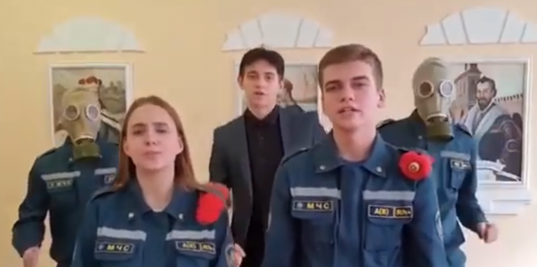 «Мы фашистов победили, победим и эту тварь»: белорусские школьники спели про коронавирус (ВИДЕО)