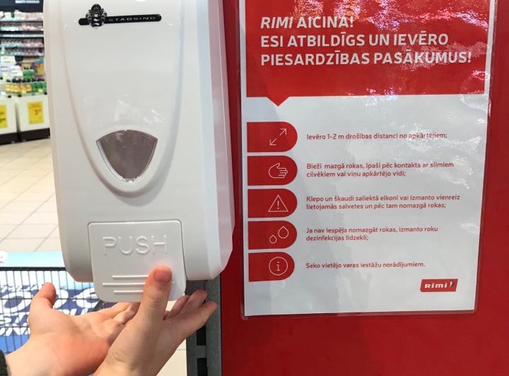 Не приближайся! Латвийцы должны соблюдать в магазинах дистанцию 2 метра