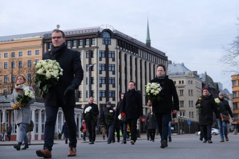 ФОТО: члены Нацобъединения возложили цветы к памятнику Свободы. Но сохранили дистанцию!