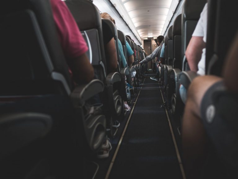 Ваше место может пригодиться! Пассажиров, которые решили не лететь airBaltic, призывают сообщить об этом авиакомпании