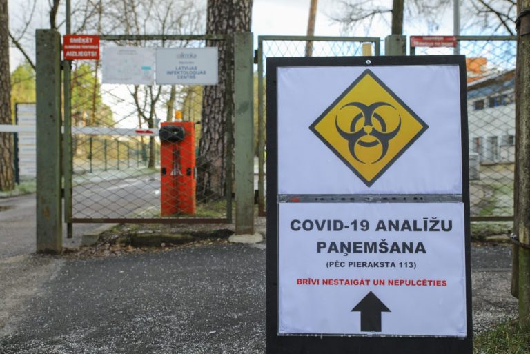 ФОТО: возле Бикерниекской трассы открыт мобильный пункт приема анализов на COVID-19