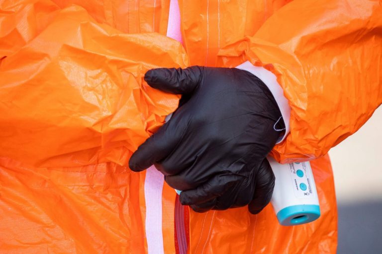 Все на честном слове, а доставка продуктов не справляется: как вернувшиеся в Латвию отправляются на карантин