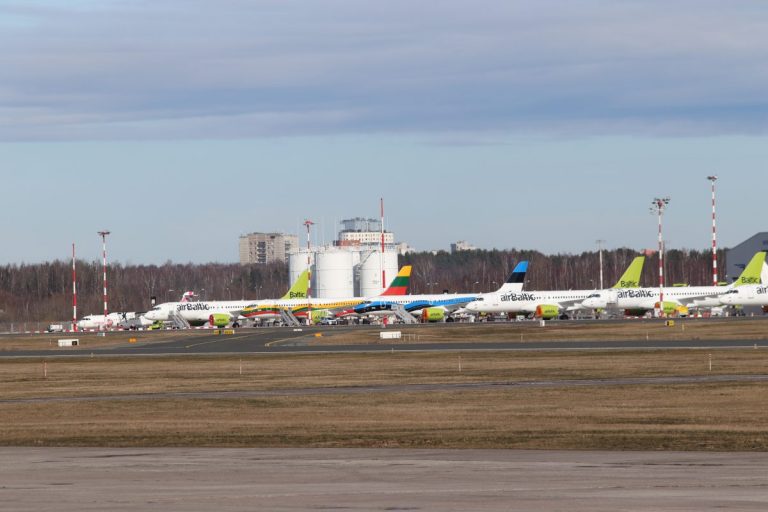 ФОТО: полный плац самолетов airBaltic с зачехленными двигателями