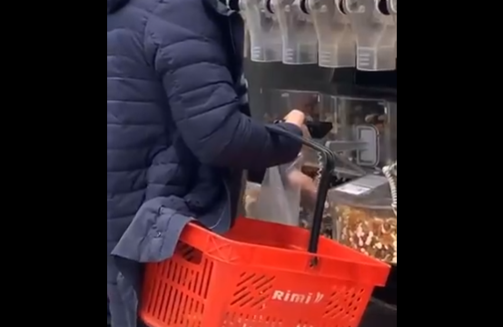 Не надо так. Посетитель в латвийском супермаркете рукой набирает орехи (ВИДЕО)