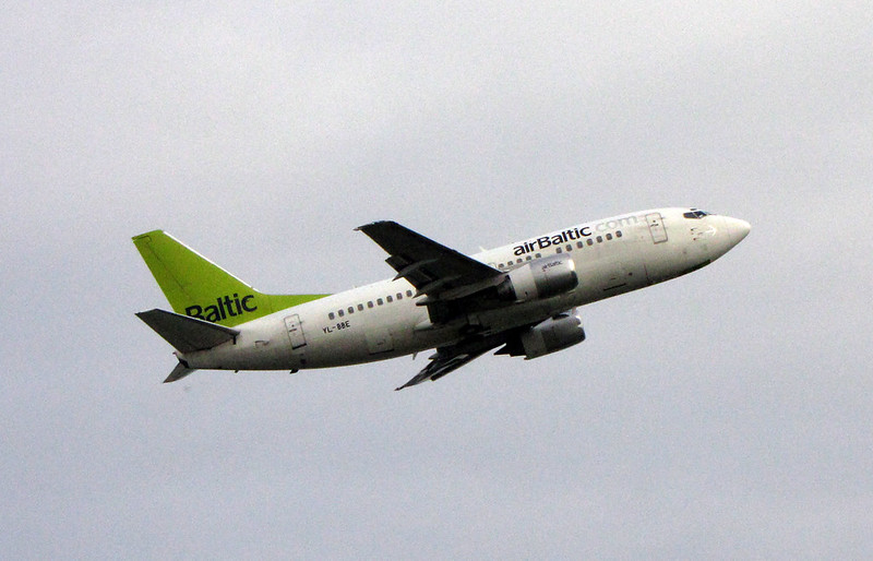 airBaltic в четверг с Кипра доставит в Ригу жителей стран Балтии; им придется заполнит «карантийные» карточки