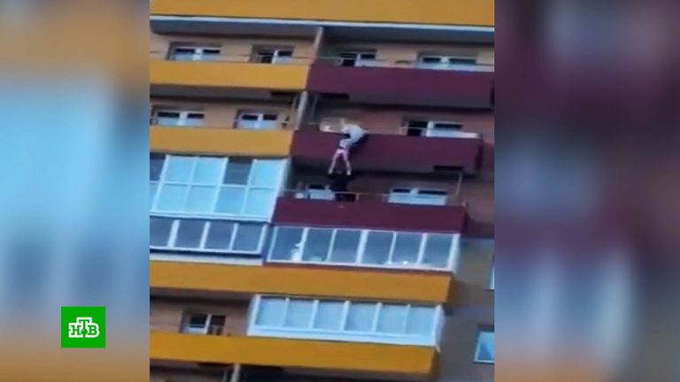ВИДЕО: в России спасатель поймал выпавшую с 14-го этажа девушку