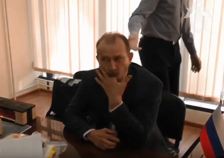 ВИДЕО: российский чиновник съел улику при задержании и подавился