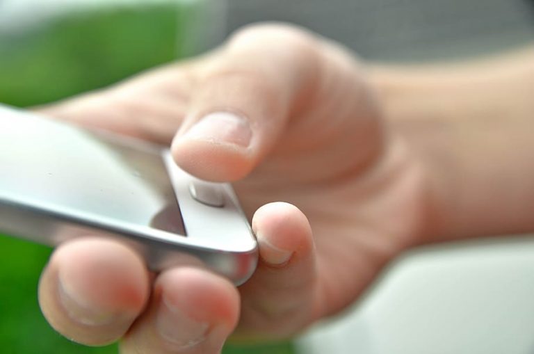 Белорус проверил, можно ли разблокировать смартфон отрубленным пальцем (ВИДЕО)