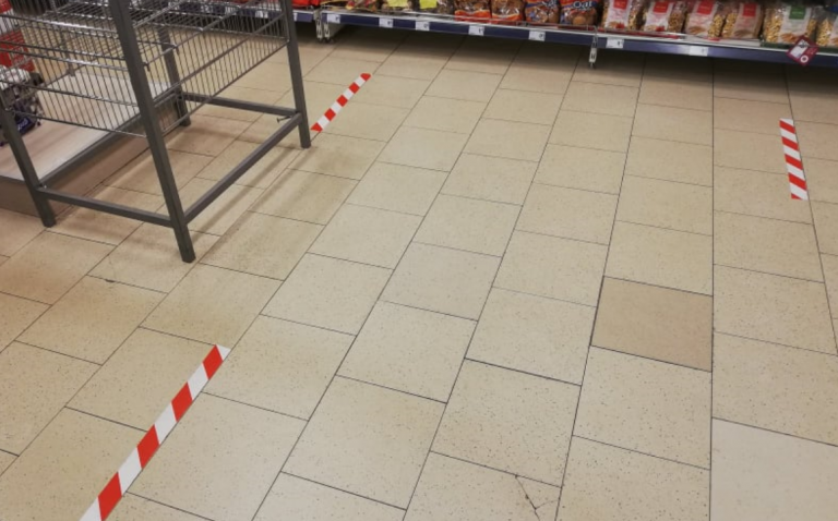 Дистанция в 2 метра обязательна! В магазинах усиливаются меры безопасности (ВИДЕО)
