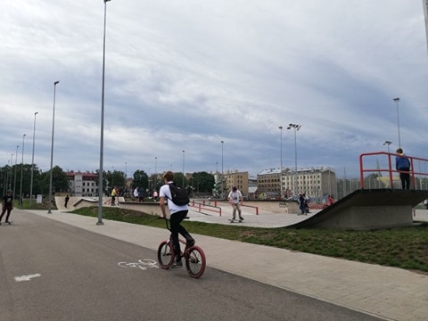 Рига и другие города закрывают детские игровые площадки