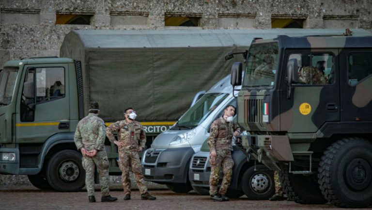 11000 жертв коронавируса: в Италии к похоронам подключилась армия