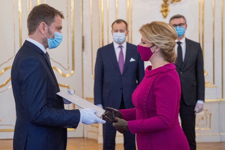 Даже маска в тон: президент Словакии поразила интернет своей модой во время пандемии