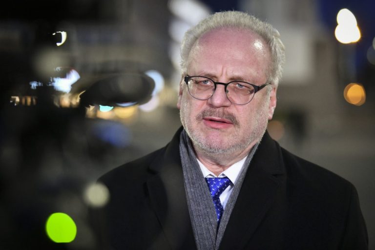 Президент созвал заседание, чтобы решить, как управлять страной без Сейма и правительства