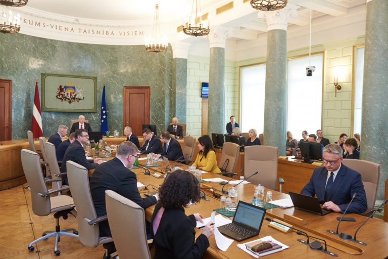 LTV: в самоизоляции обязаны находиться 10 министров из 14