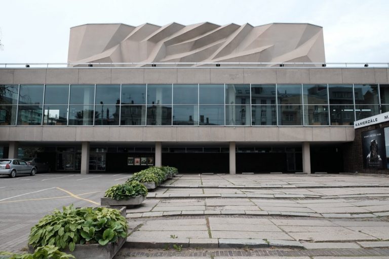 Еще у одного сотрудника театра Dailes обнаружен COVID-19
