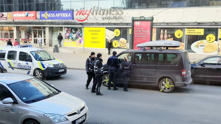 ФОТО: в Риге водитель пытался уехать с блокираторами на колесах