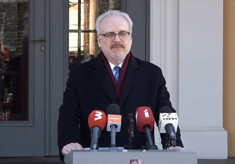 Пресс-конференции на улице и творческий подход: Левитс рассказал о дистанционном управлении страной