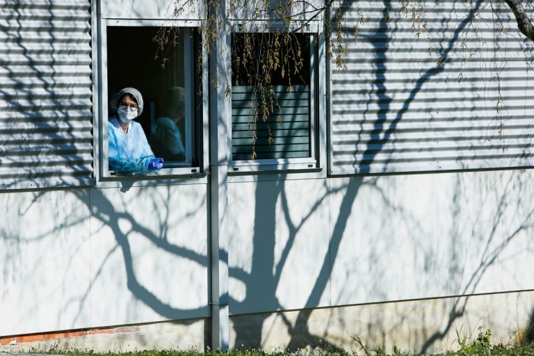 Пробежки в радиусе километра, закрытие рынков и штрафы 3 700 евро: Франция ужесточила карантин