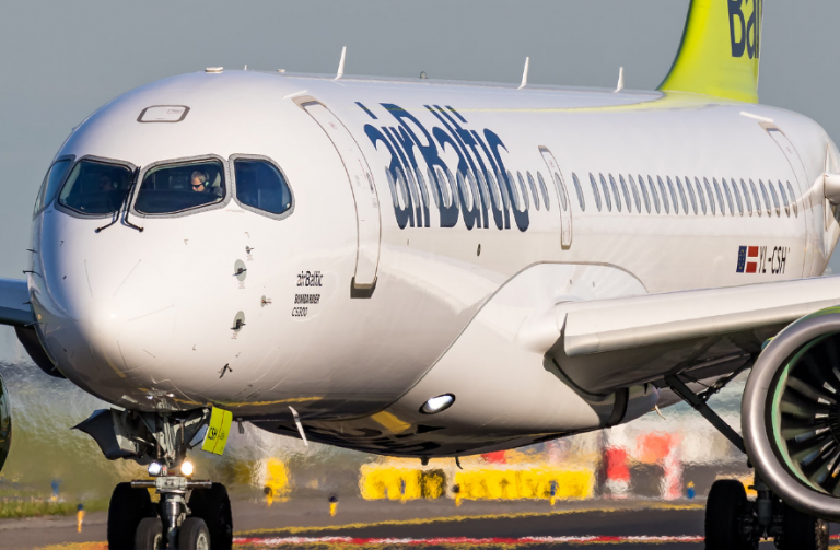 airBaltic доставит репатриантов: прибывающих в Латвию призывают сдать тест и обязательно соблюдать карантин