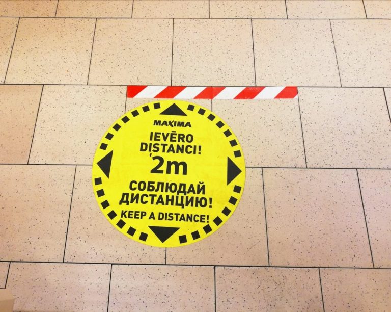 «Одна неделя и человека больше нет!»: жителей Латвии призвали дистанцироваться