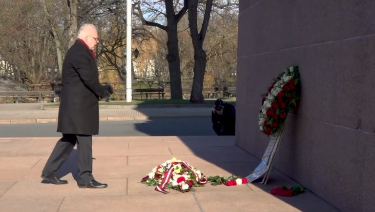 ВИДЕО: президент в одиночку возложил цветы к памятнику Свободы в день памяти жертв коммунистического геноцида