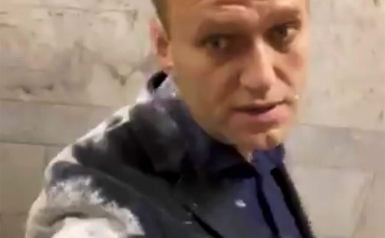 ВИДЕО: российского оппозиционера Навального обсыпали мукой и облили молоком
