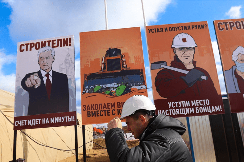 Плакаты в духе СССР мотивируют рабочих, строящих новую коронавирусную больницу
