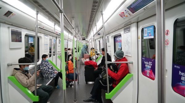 «Сидеть через одного»: Метро в Ухане частично возобновило работу