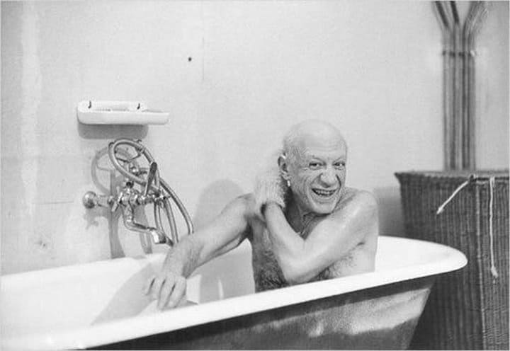 Пабло Пикассо в ванной и еще 19 фотографий знаменитостей, какими вы их еще не видели