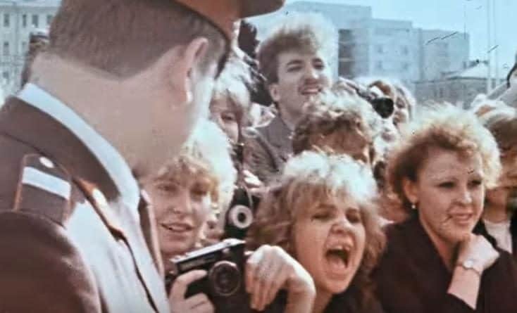 Безжалостные фанатки Пугачевой и еще 20 завораживающих исторических фотографий